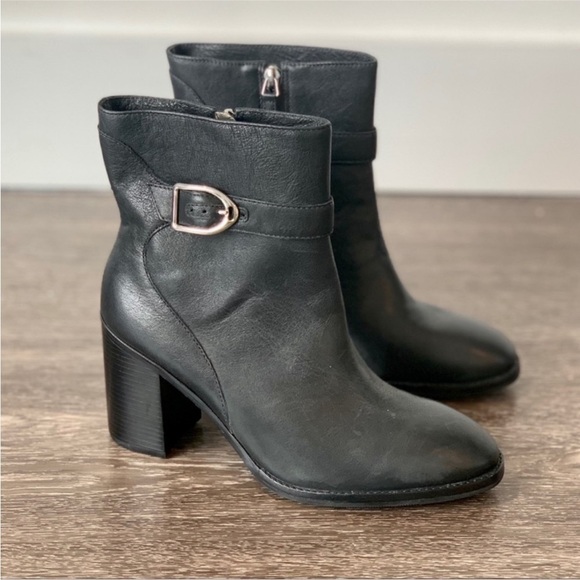 Johnston & Murphy block heel leather booties. Size 9.
Made in Brazil - Picture 2 of 13